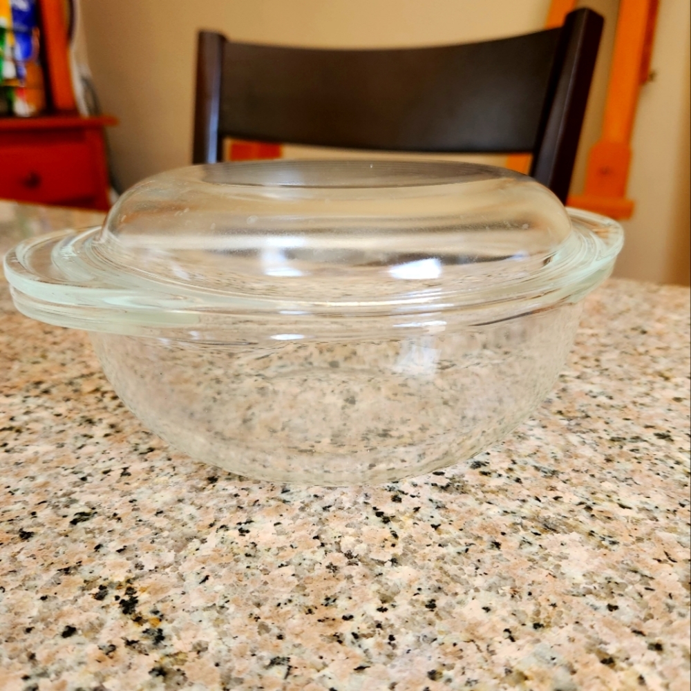 Pyrex baking & microwave safe bowl 1qt